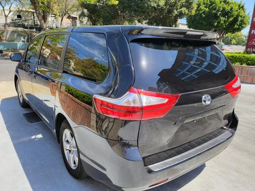 Photo 3 of 10 of 2017 Toyota Sienna L